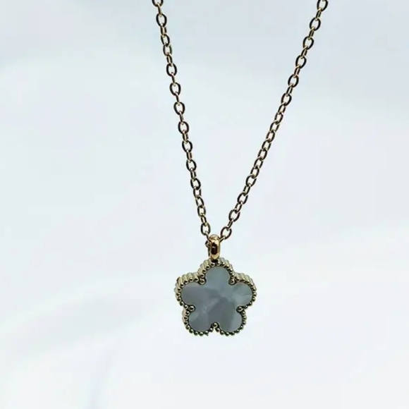 18K Gold Plated Stainless Steel Flower Shell Pendant Necklace. - Picture 4 of 5